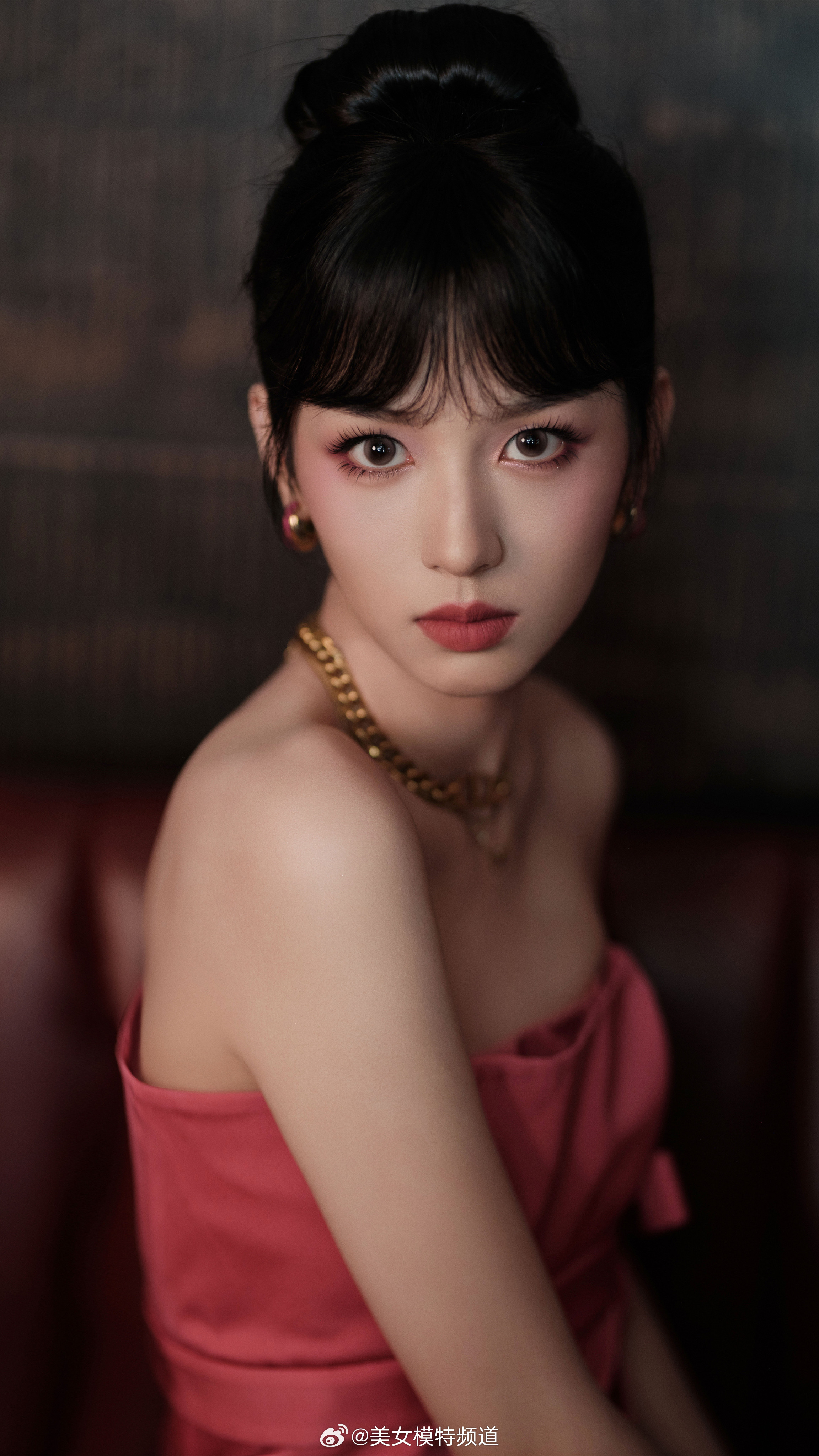 周也粉色芭比穿搭