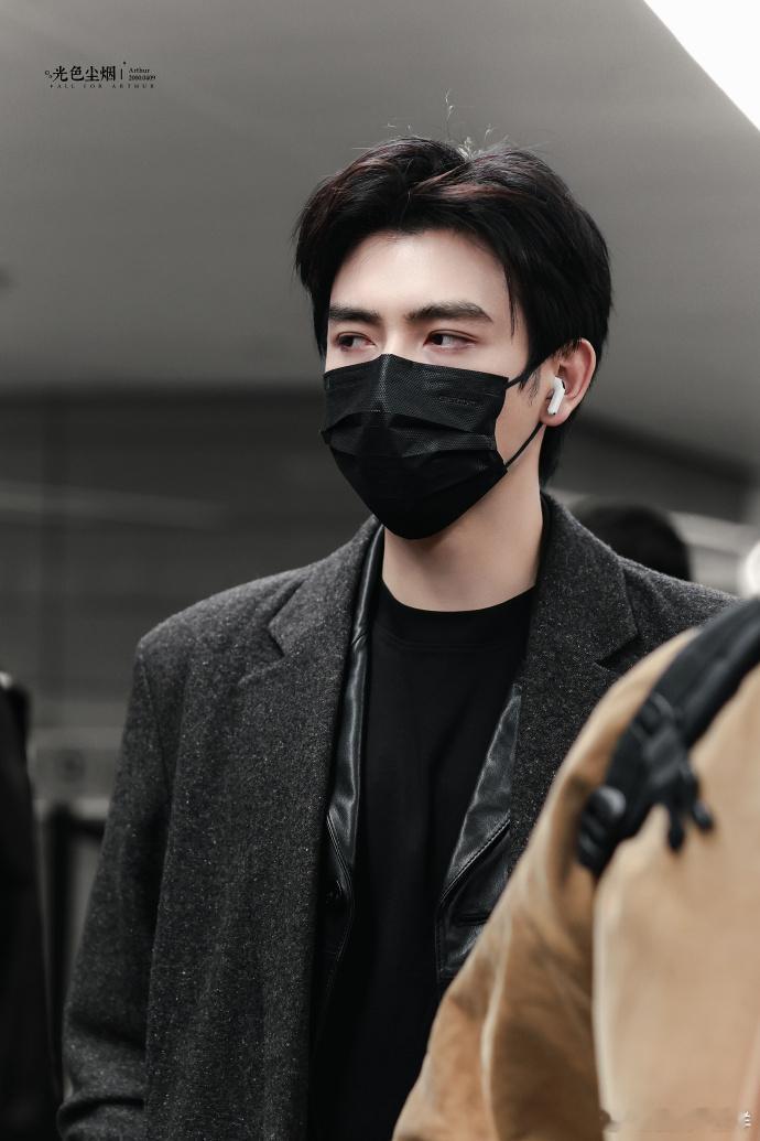 陈飞宇素颜突然看到陈飞宇的素颜照，瞬间被迷住，那种慵懒又带点叛逆的气质，搭配精