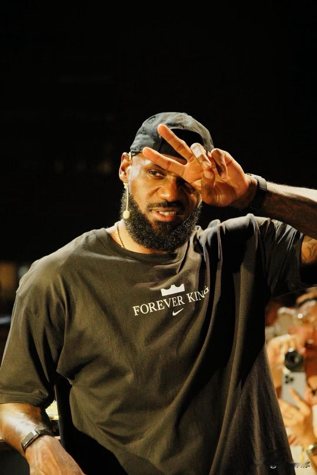 湖人明确不给詹姆斯顶薪还屡屡忽略他，最后可能只给2000万。骑士只能给他底薪，但