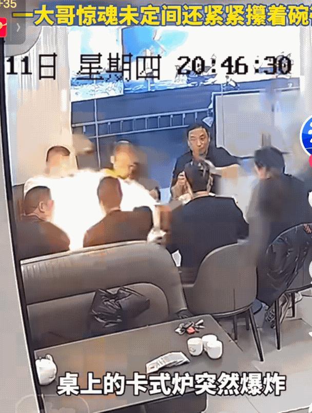 小心餐桌炸弹！12月11号，北京一饭店内，有一桌客人正在聚餐，大家鼓着腮帮子正吃