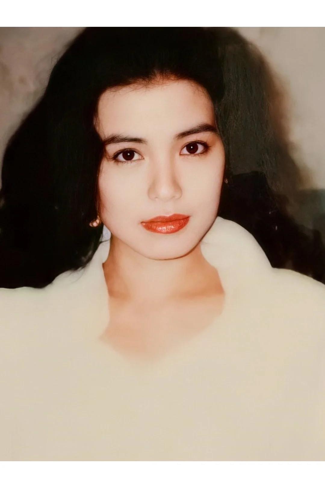 🌞2007年，在钟楚红丈夫的葬礼上，钟楚红扑在周润发怀里痛哭失声，悲痛万分