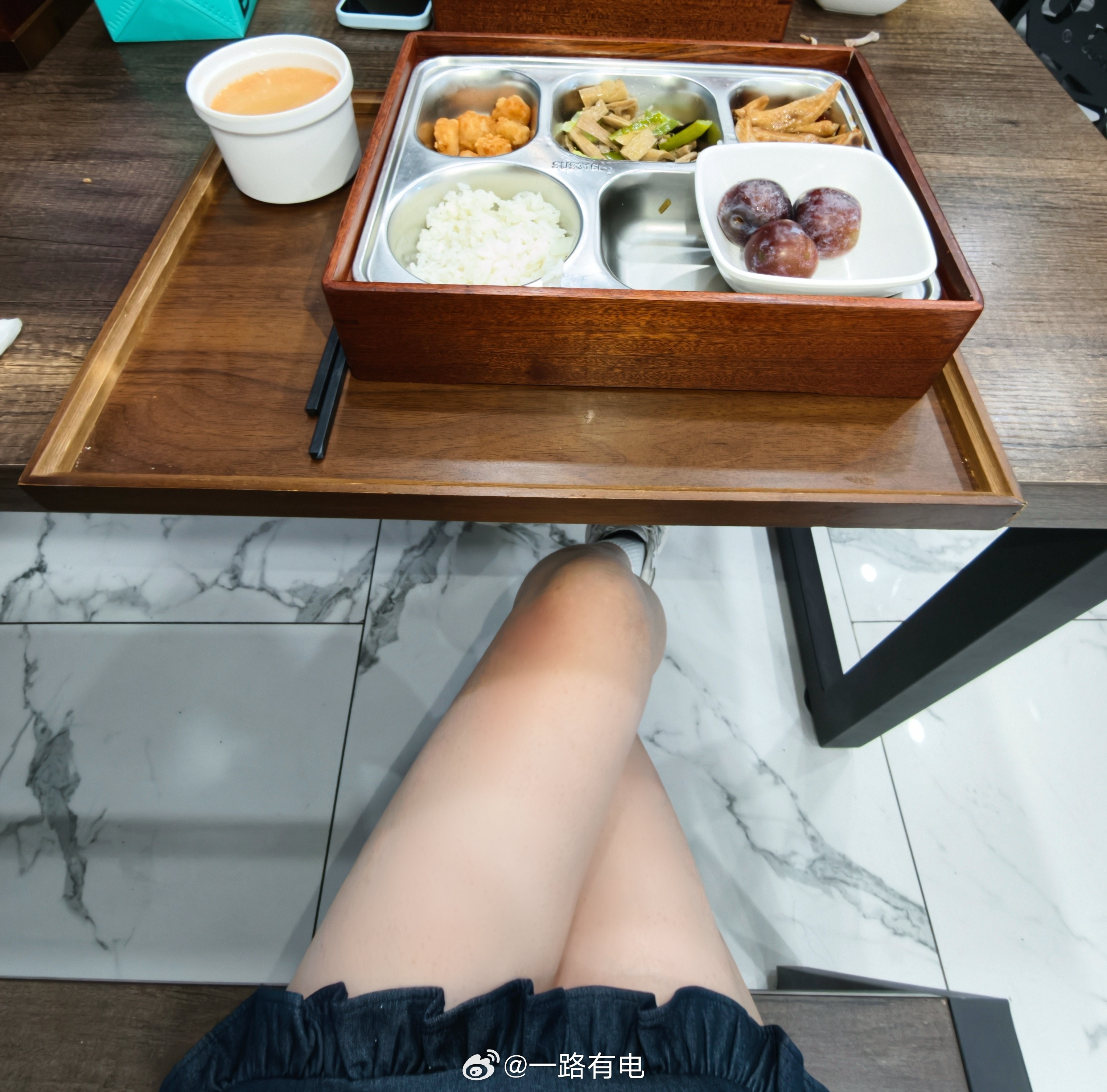 来小鹏吃个三菜一汤～