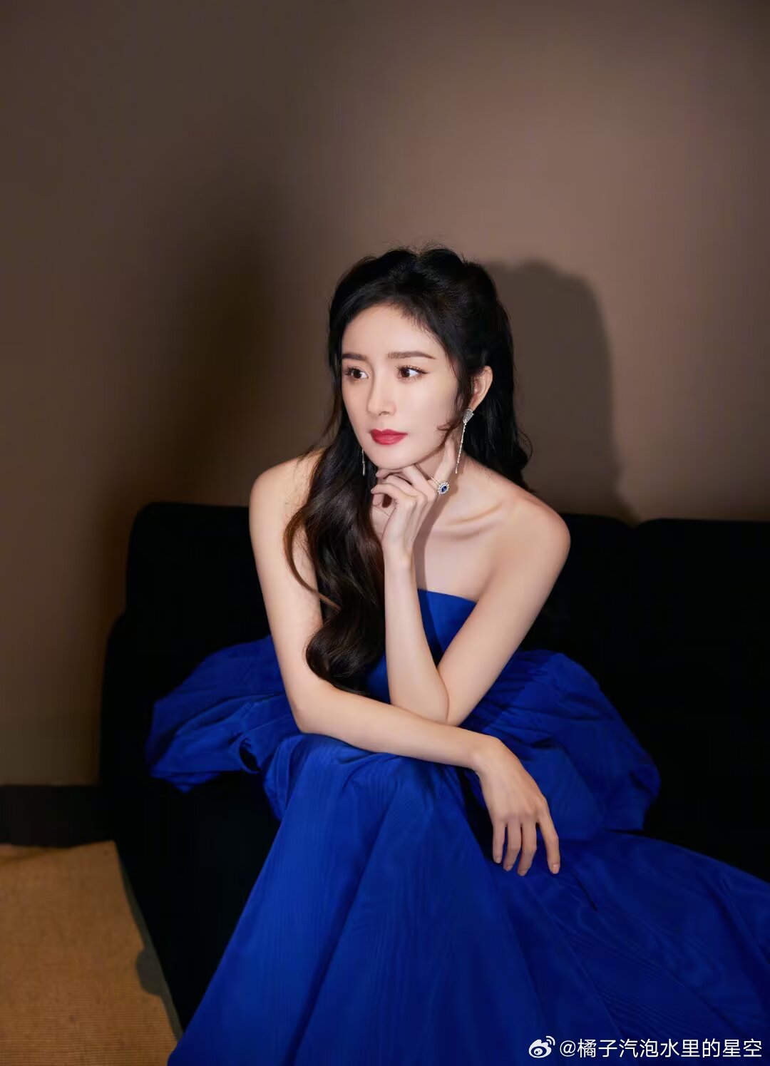 杨幂🦊杨幂misssixty全球品牌代言人陪你俯瞰大地，然后也陪你看爱
