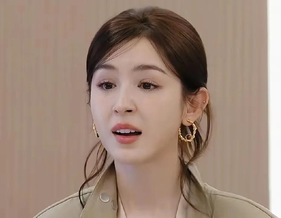 制片人对哈尼克孜说：“上次就因为我看到你打扮的太普通了，不漂亮所以就没有定你。”