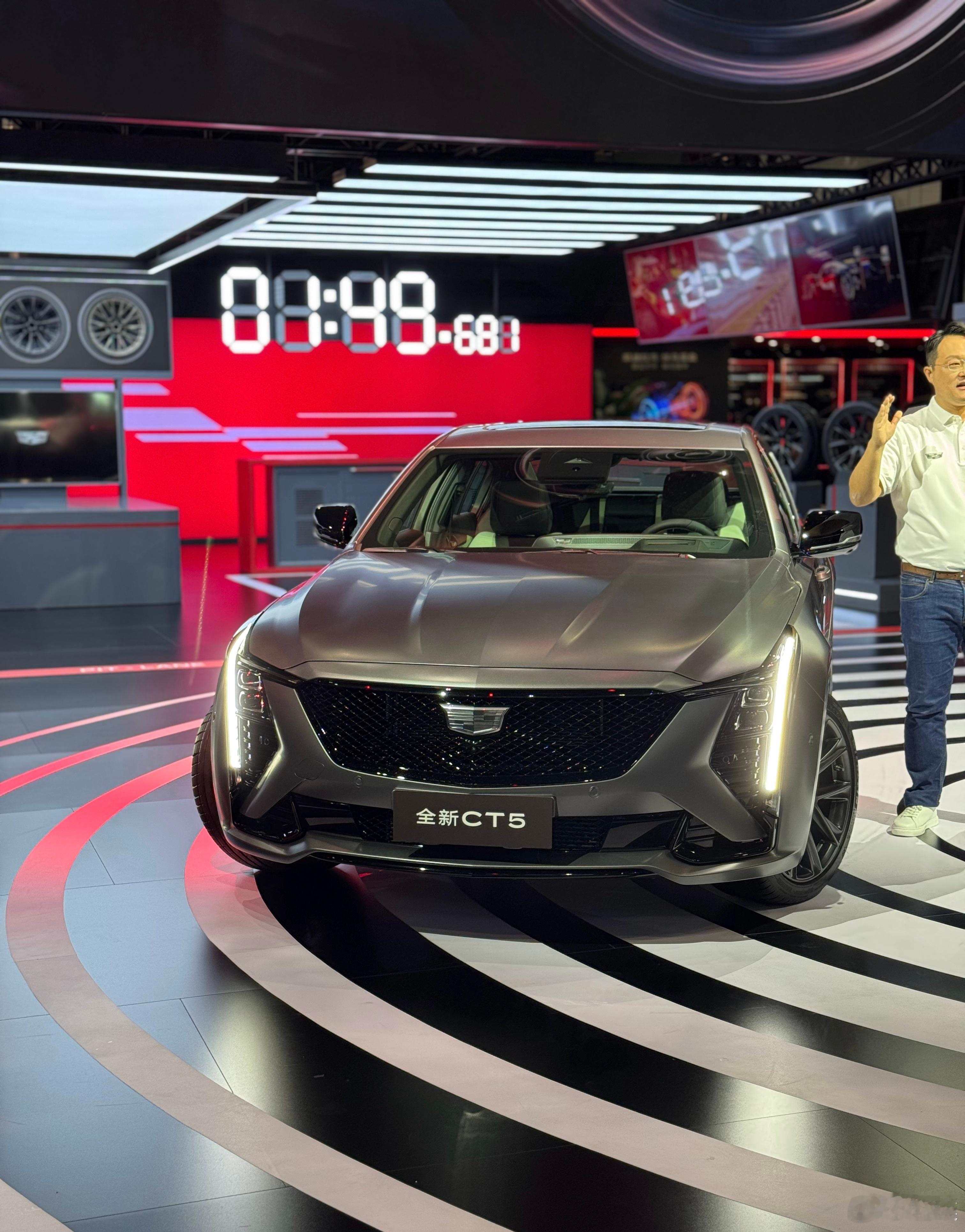 凯迪拉克这次虽然没有带来CT5V的信息，但是带来了V专属性能车色「飓风哑光灰