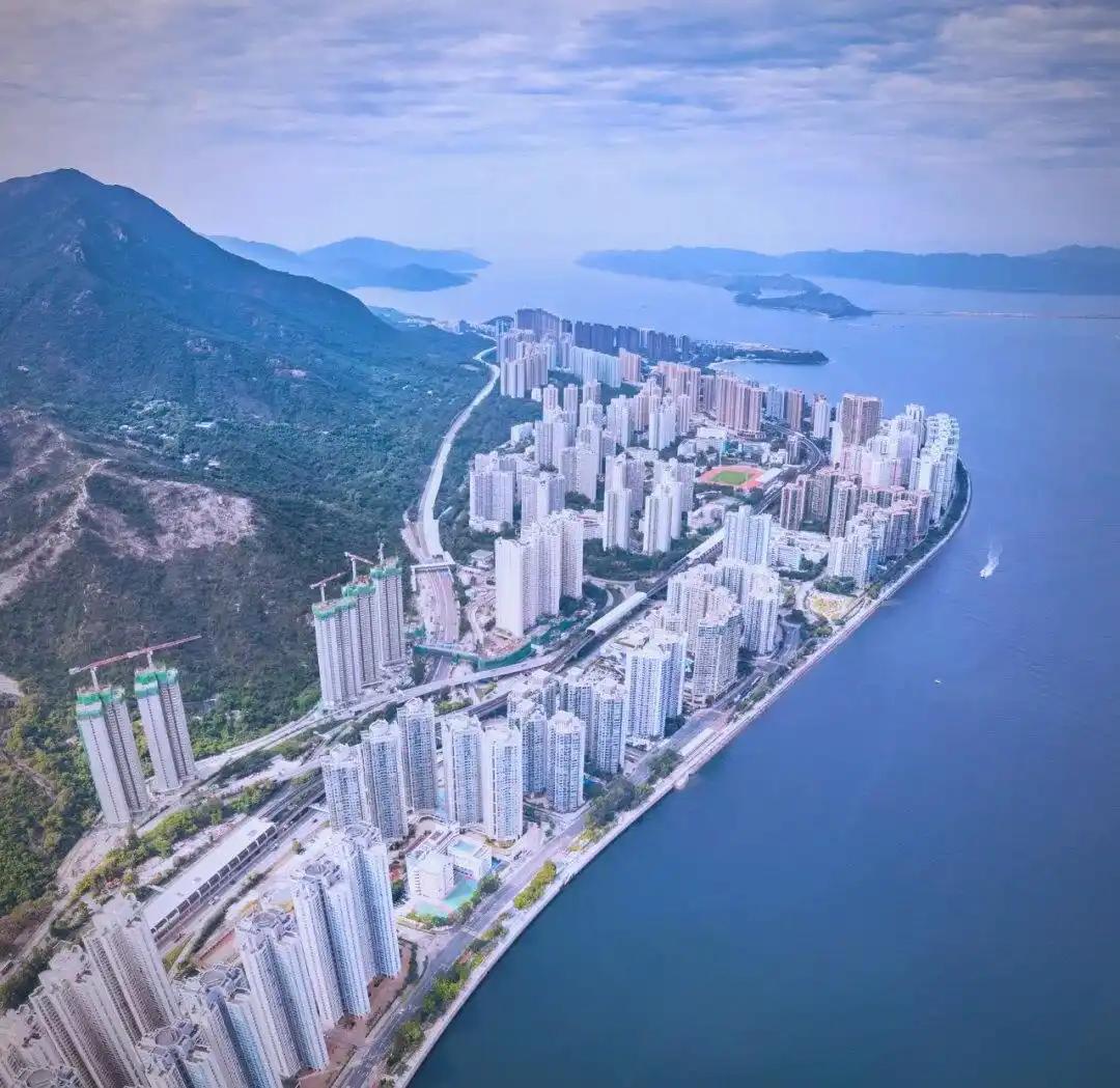 刚看了住在香港的博主，展示了自己20平方的安居房，觉得超过自己的想象了，空间利