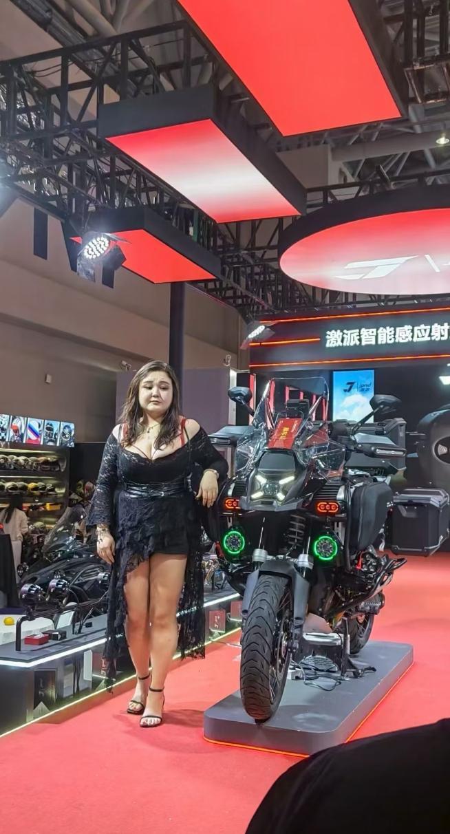 什么牌子的摩托车？你找的模特不太行啊！