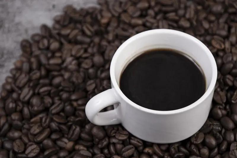 咖啡一族看过来，想喝咖啡既不伤身又加倍提神，这些要点得掌握。每天咖啡因摄入量控