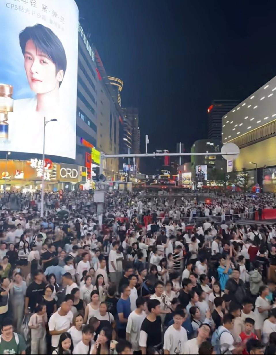 你们挤得进去厕所吗？国庆的商圈，那叫一个“人潮滔天”！想挤个厕所？得先在人