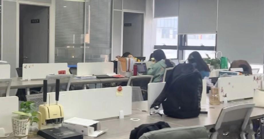 把心思全用在这了[捂脸哭]今天开会，hr总监交了我们一招如何对员工提交的离职证明进