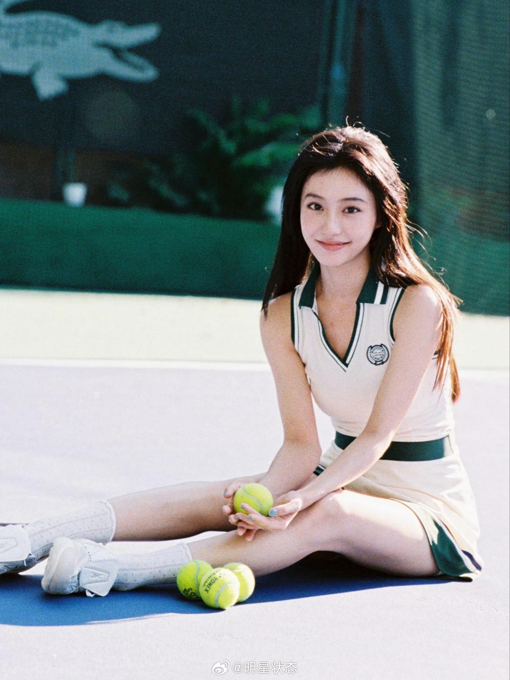 胡连馨，化身网球少女，清新的运动气息。