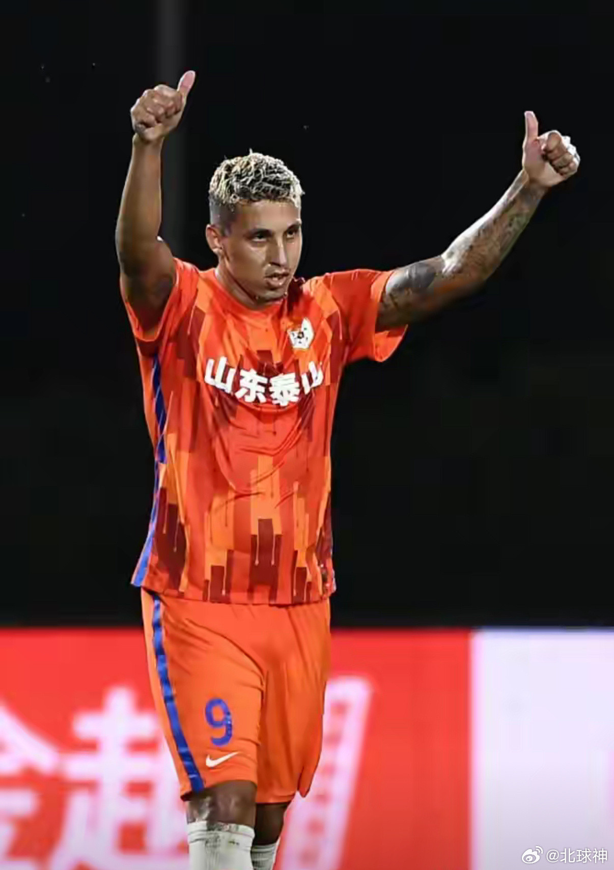 苗原在直播间里说，如果中超在限资外援工资总额1000万欧的基础上放开外援到6人或