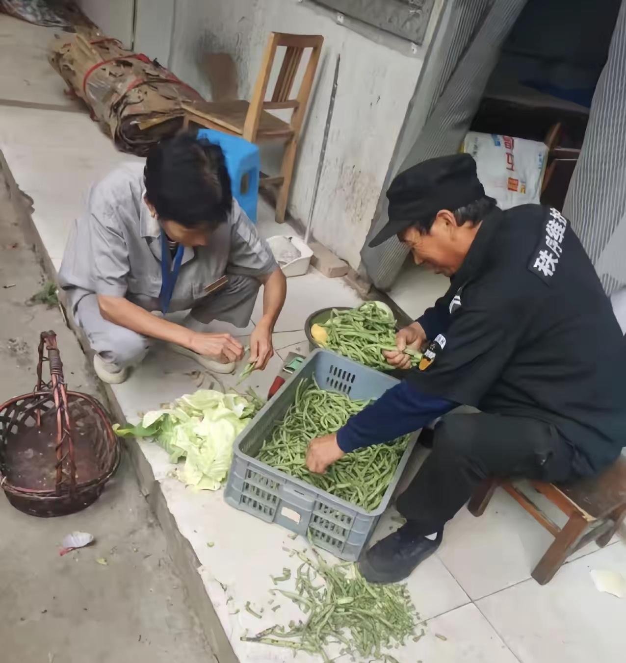 保安大叔今年52岁，无儿无女，退休金2000元，再加上干保安一个月3000元，每