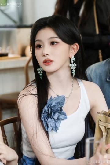 谁给孔雪儿同事挤飞了不得不说孔雪儿近期热度一路飙升，出行被大批粉丝围堵，随行同