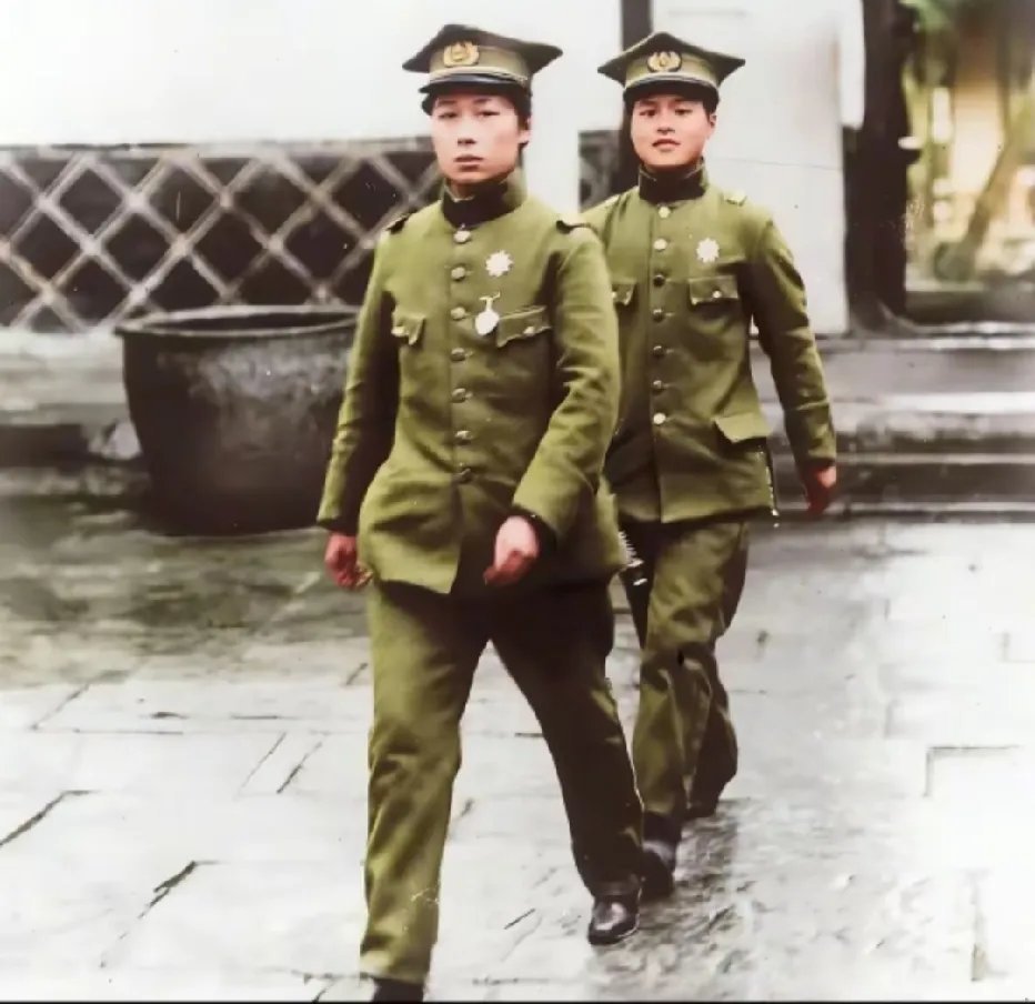 1921年，孙中山的一对女保镖，她们就是尹锐志、尹维峻一对姐妹花，英姿飒飒，精气