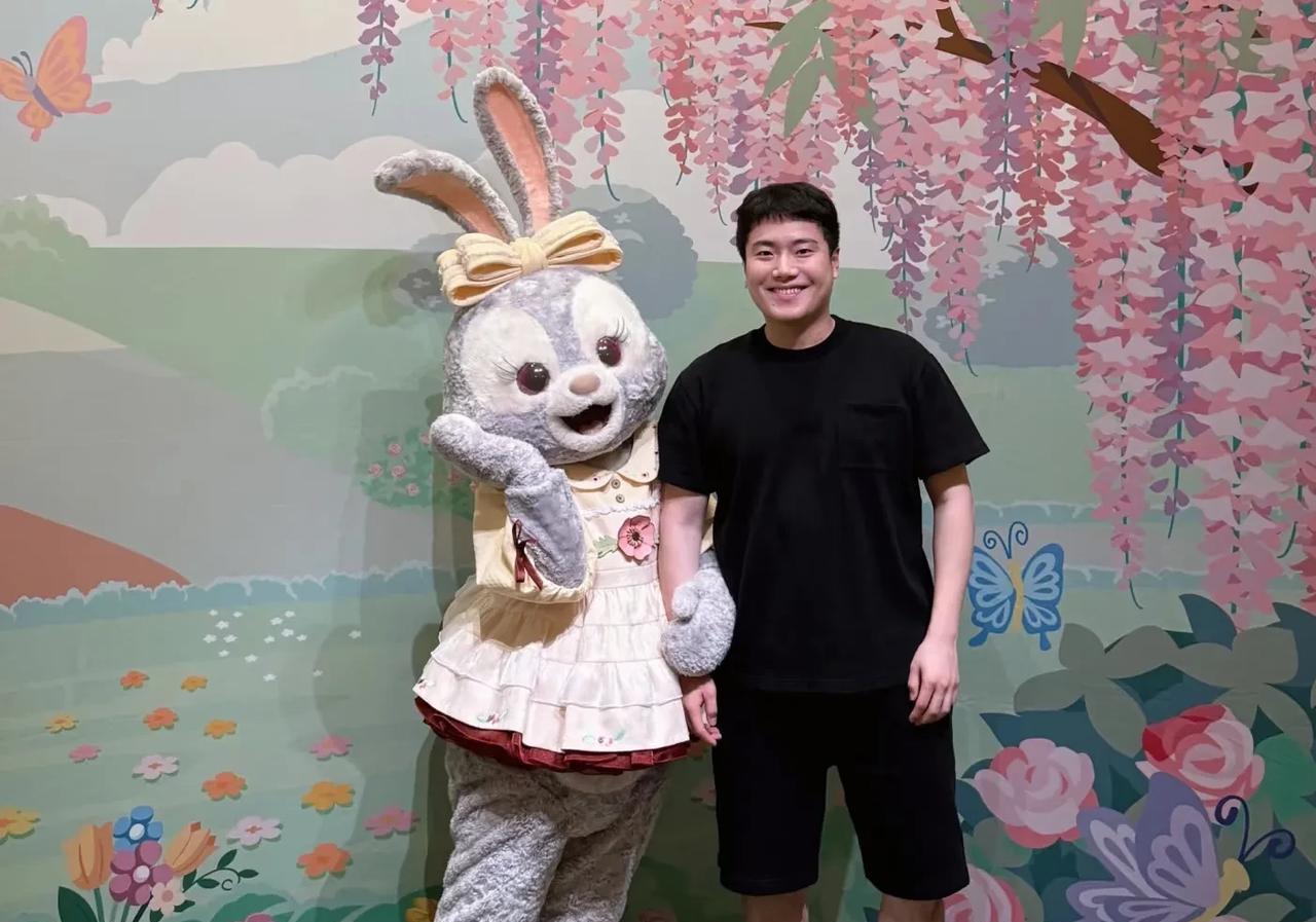 这真是幸福的一幕！原来没想到，王楚钦和孙颖莎、马龙等众多乒乓球运动员纷纷为小朋