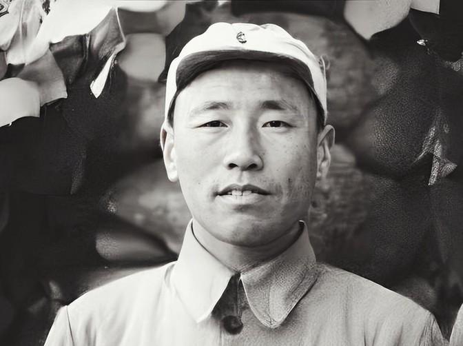 抗战中，八路军军区副司令黄骅正开会，手枪队长冯冠奎走进来，黄微笑示意对方坐下，不
