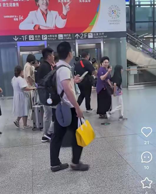 伊能静陪秦昊回沈阳老家，婆婆亲自接机好重视……伊能静夫妇带着小米粒出国旅游，公