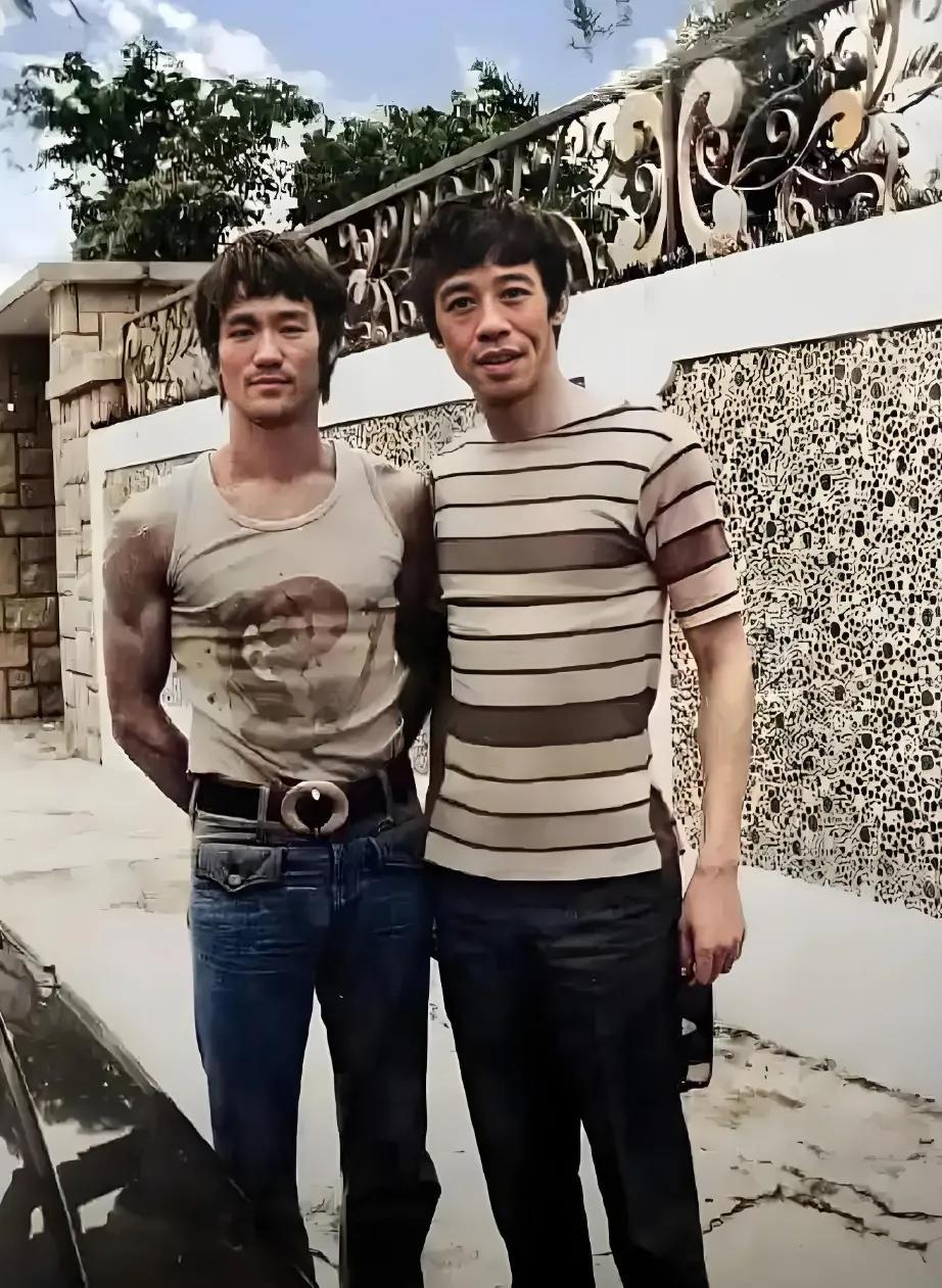 天呐！李小龙身边的小伙子可真帅！他的发型和李小龙很相似，莫非他在模仿李小龙！你还