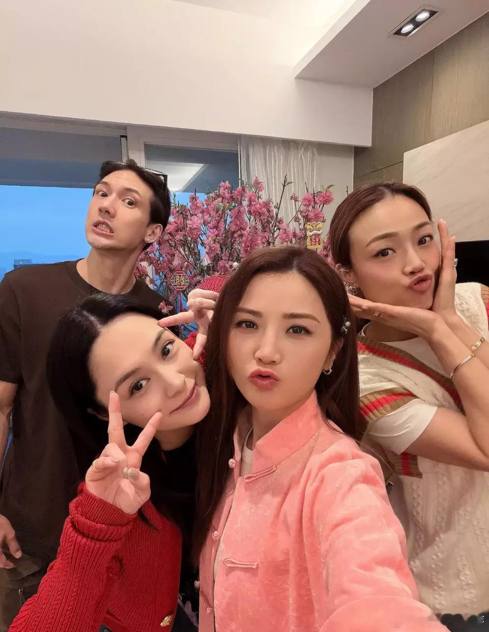 新浪娱乐阿娇晒新年好友聚会照！与阿sa容祖儿关智斌同框合影