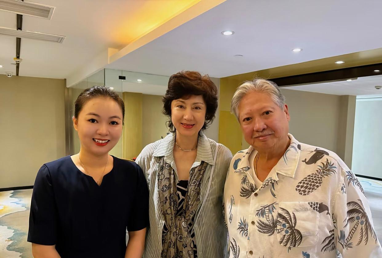 洪金宝和妻子在汕头一家酒店被偶遇，高丽虹真的太美了，打扮很洋气，她比洪金宝小了1