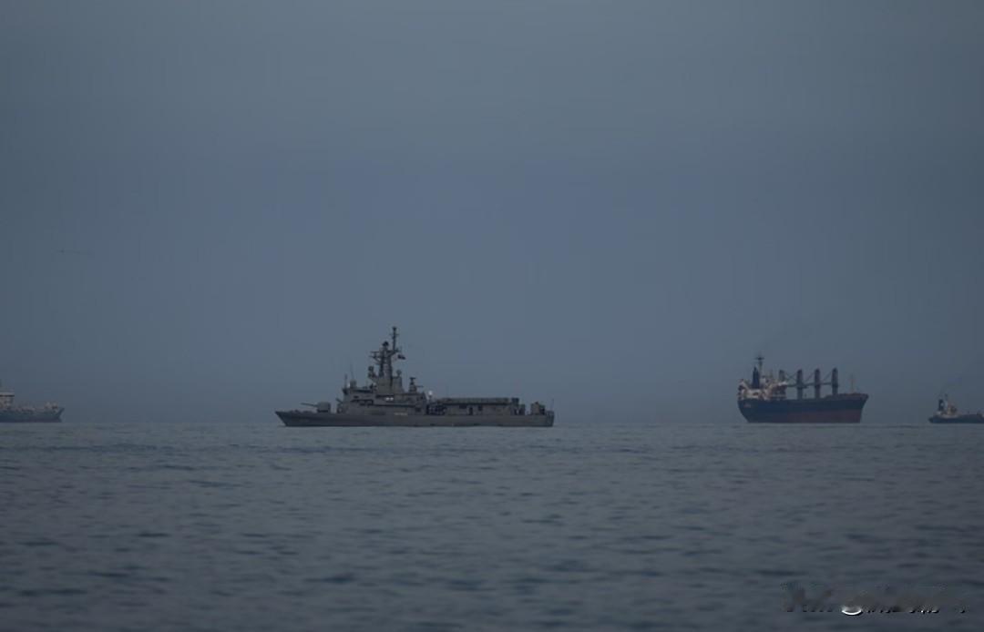 双方开始硬刚了！伊朗刚刚官宣：协同无人机集群扑向多艘美国军舰，正面报复！起因就一