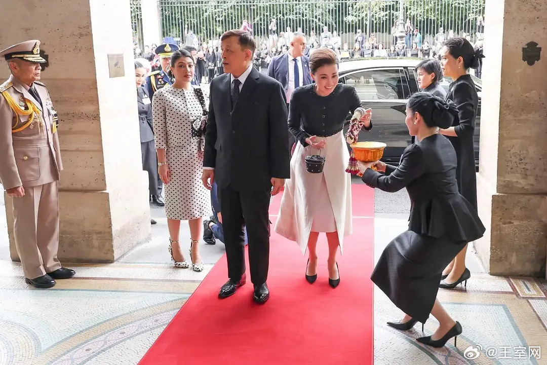 泰国王室🇹🇭🇫🇷6月28日，哇集拉隆功国王和苏提达王后、思蕊梵娜瓦瑞公