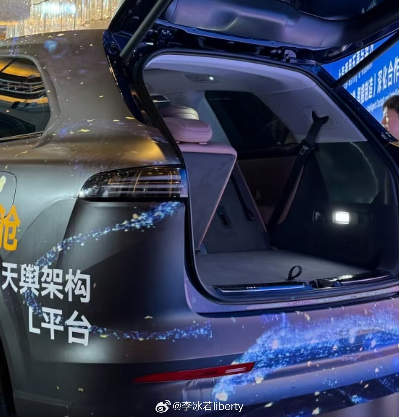 宝骏华境S当下仅有的内饰镜头三排座下尾箱的容积在乎用料材质的可以看看后门板配置