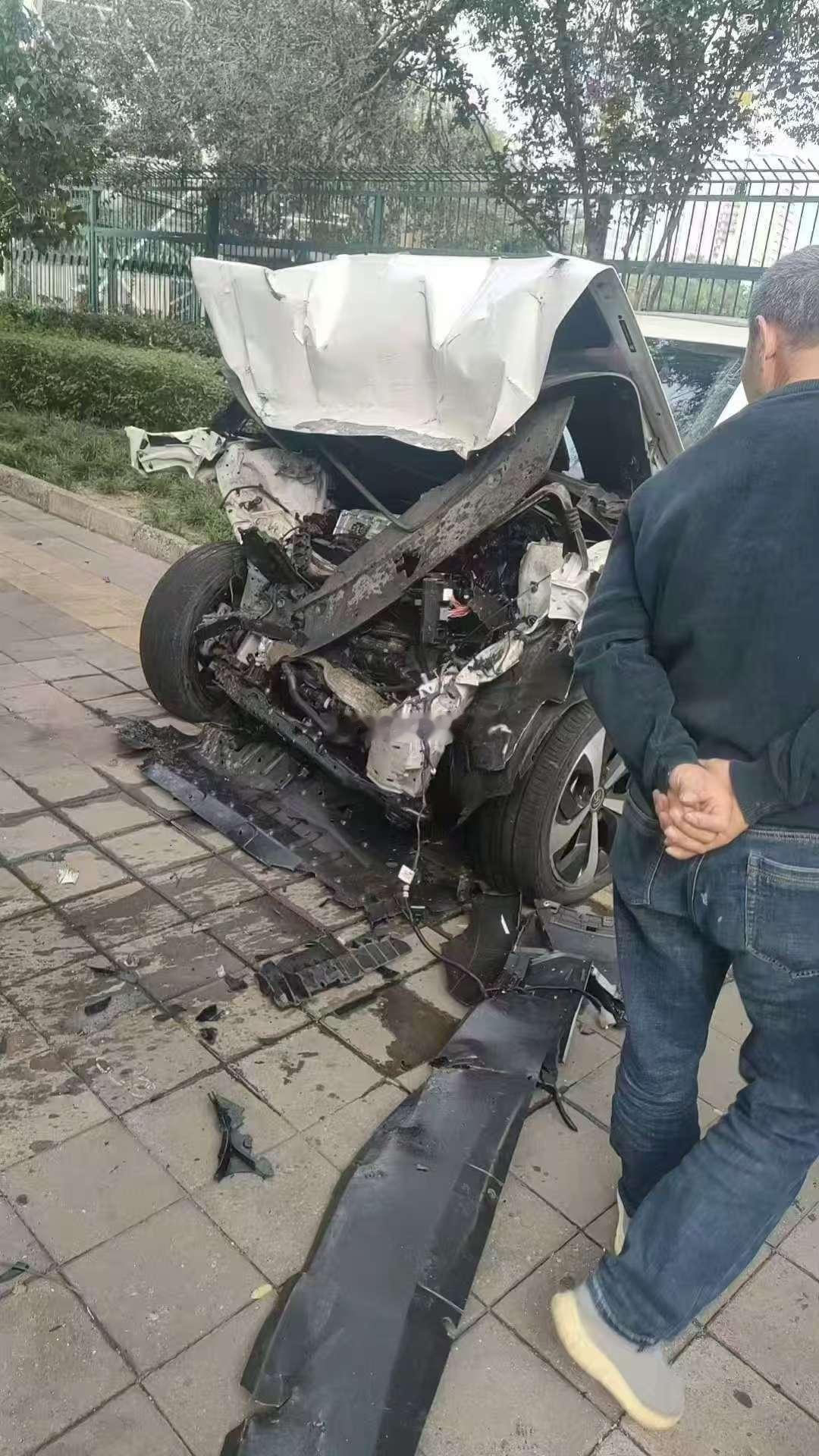 陈震开劳斯莱斯闪灵出车祸？网传逆行？超速？没买保险？陈震劳斯莱斯发生车祸汽场全开