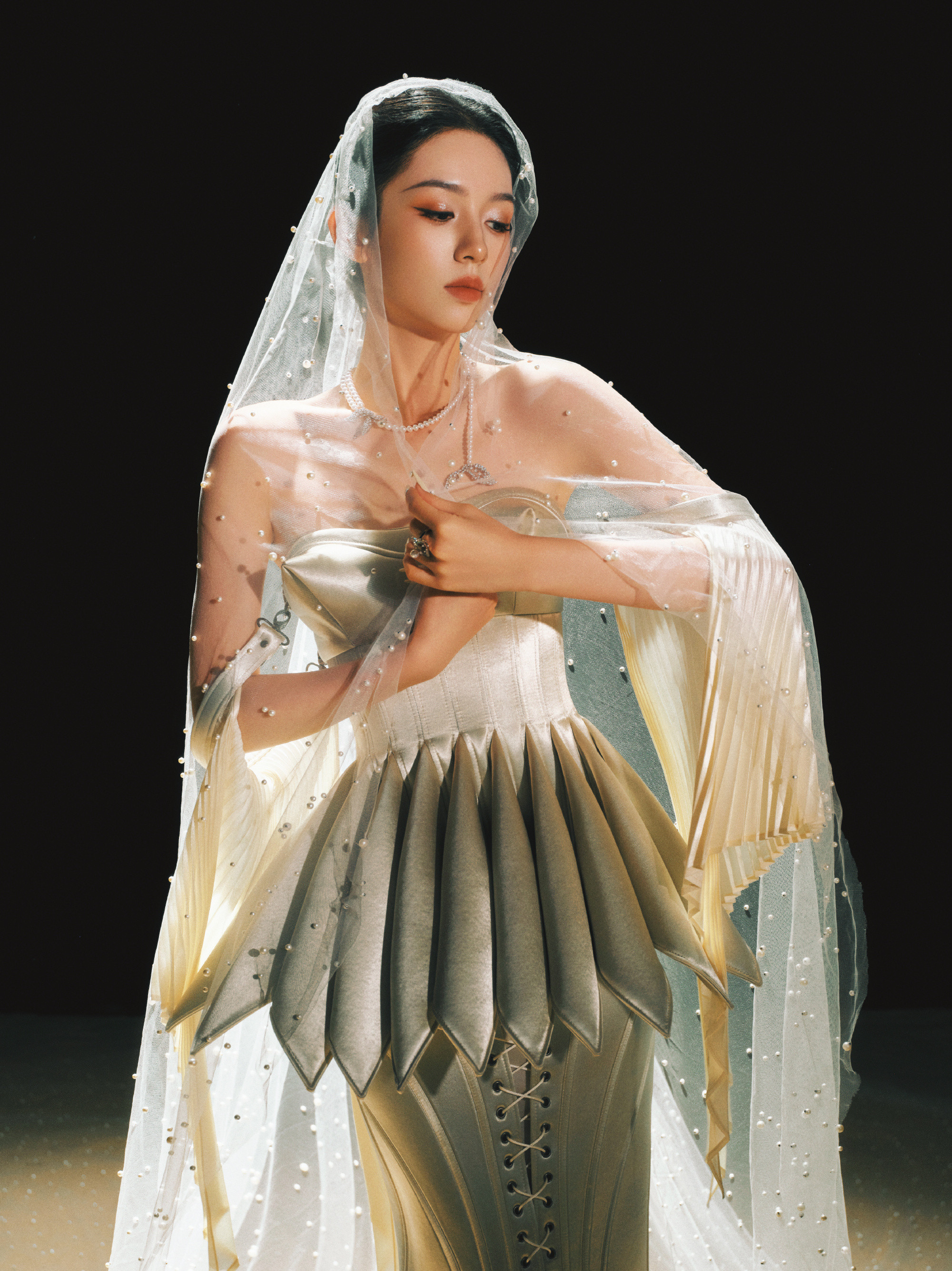 周也x腾讯视频星光大赏手握利剑的珍珠美人，今日造型来自RobertWun