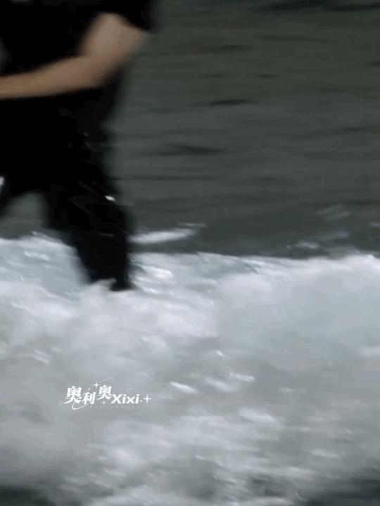 黄景瑜冲浪好诱人的肌肉线条现在就出发黄景瑜冲浪造型杀疯了，一身黑色紧身衣潜水服勾