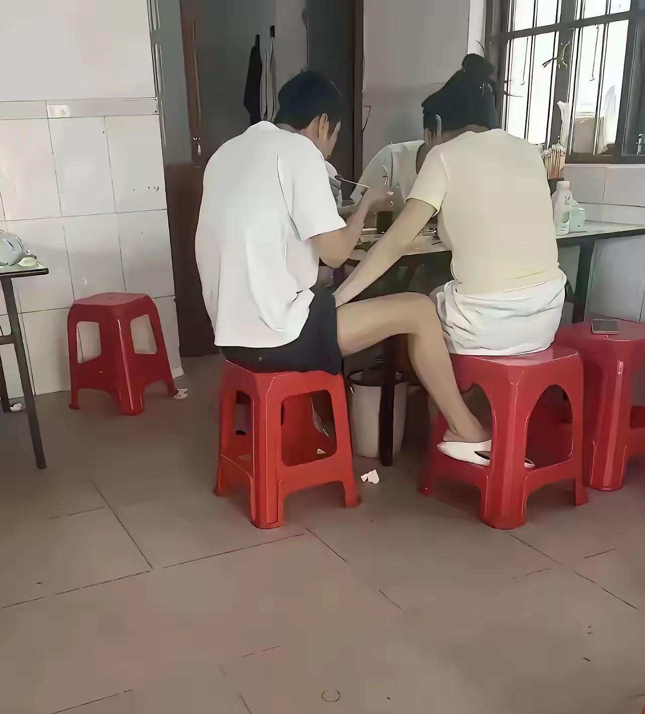 昨天去邻居家打会麻将，去了她们家还在吃饭，我就坐在旁边等着，今天的天气太热了，天