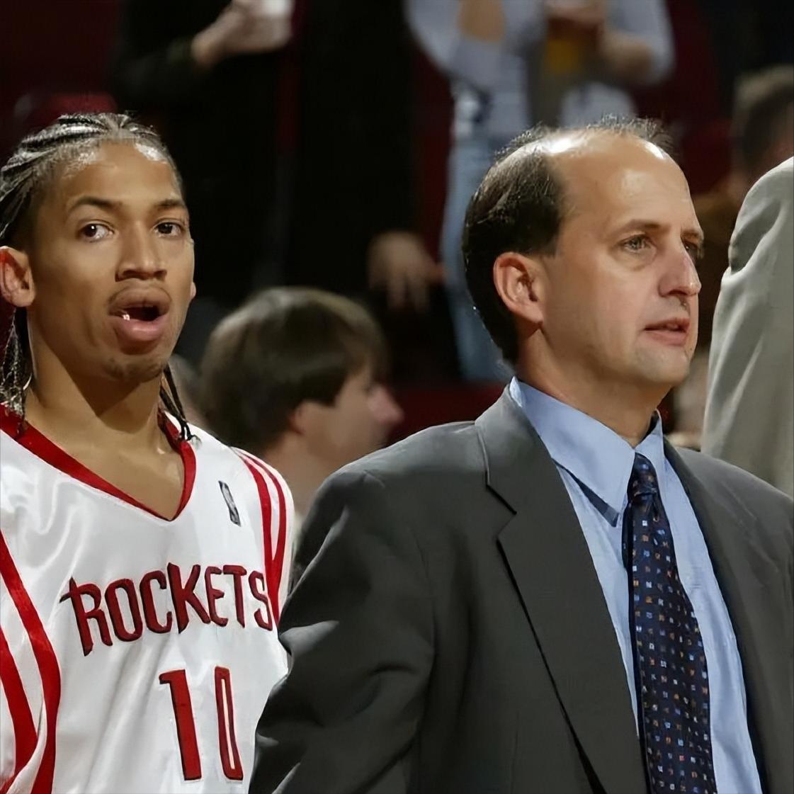 快船球迷喊话范甘迪：让你的学生下去！这张图片来自于2004-05赛季，泰伦卢