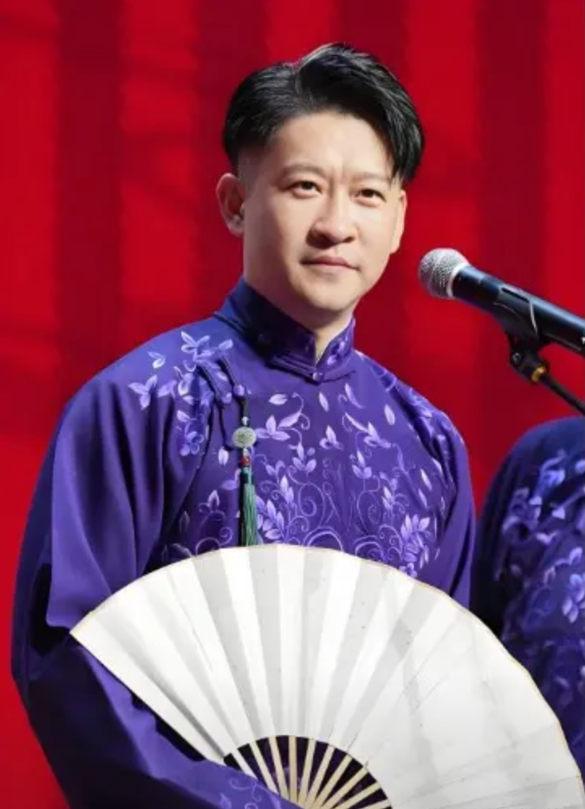 曹云金说：我效力德云社五年了，一个月30多场演出，每个月只有4000多的酬劳，走