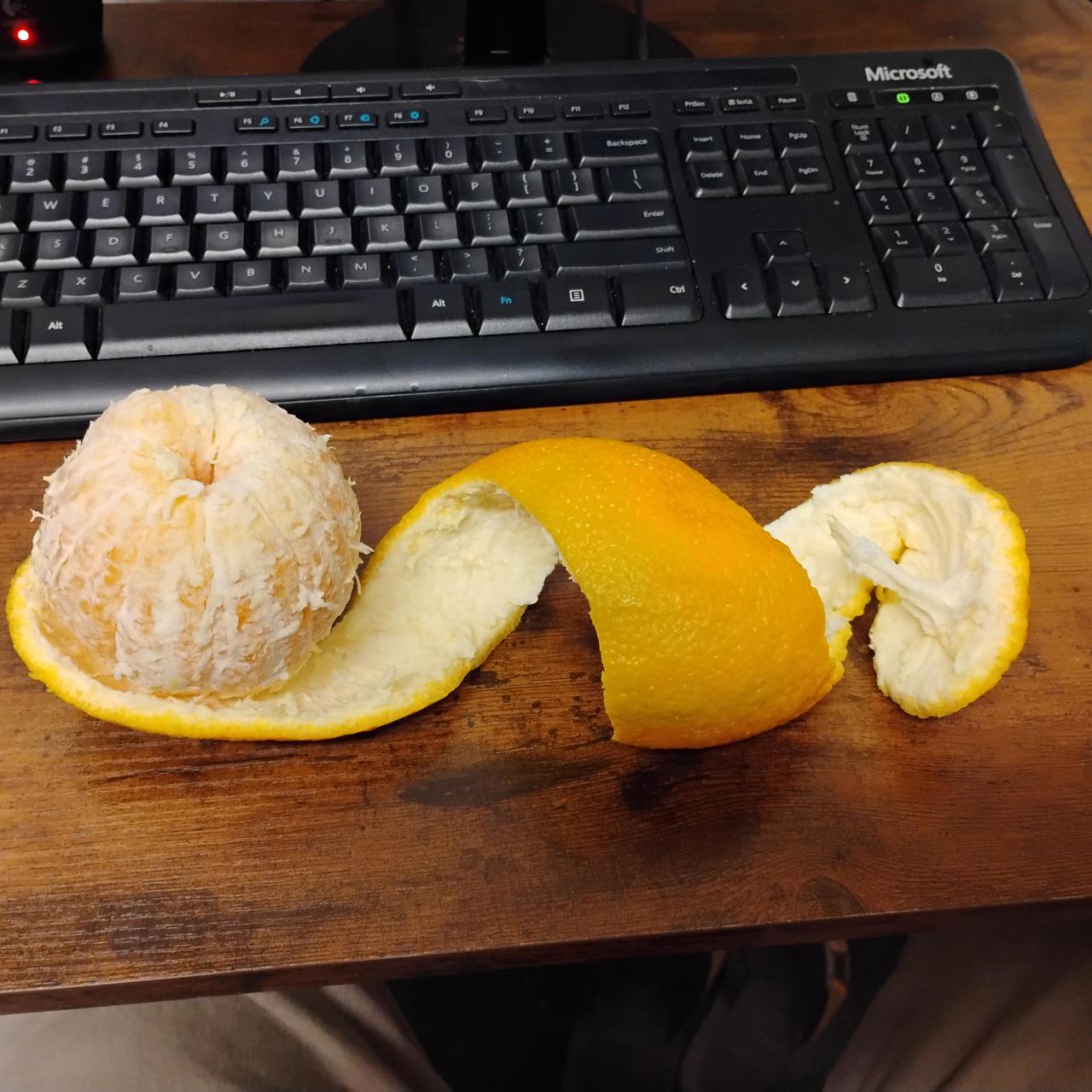 橘子皮剥成一整条，这也算是一门手艺。