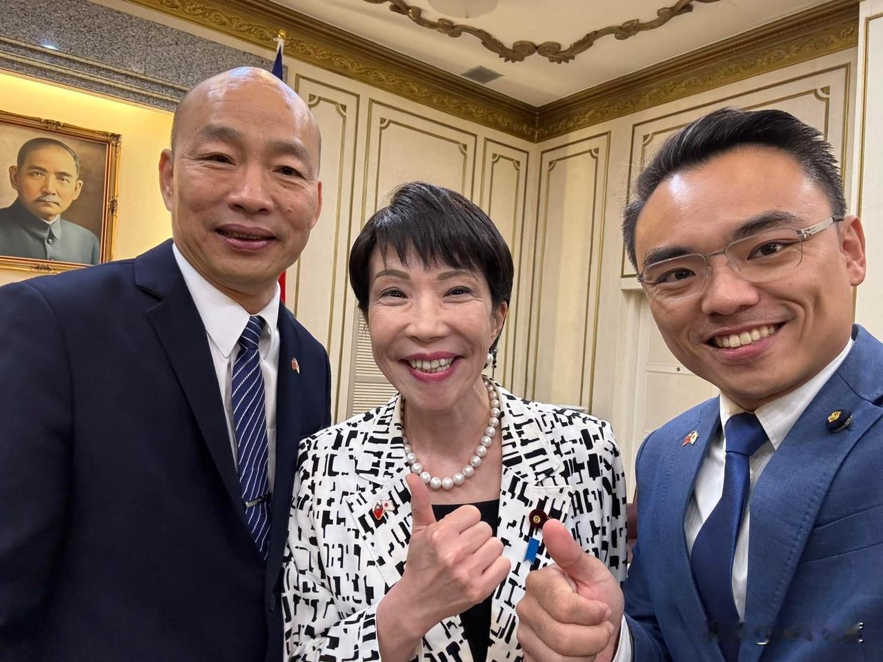 蓝营也来凑凑热闹，晒个合照。洪孟楷今在脸书留言，介绍他于今年四月份陪同韩国瑜会见