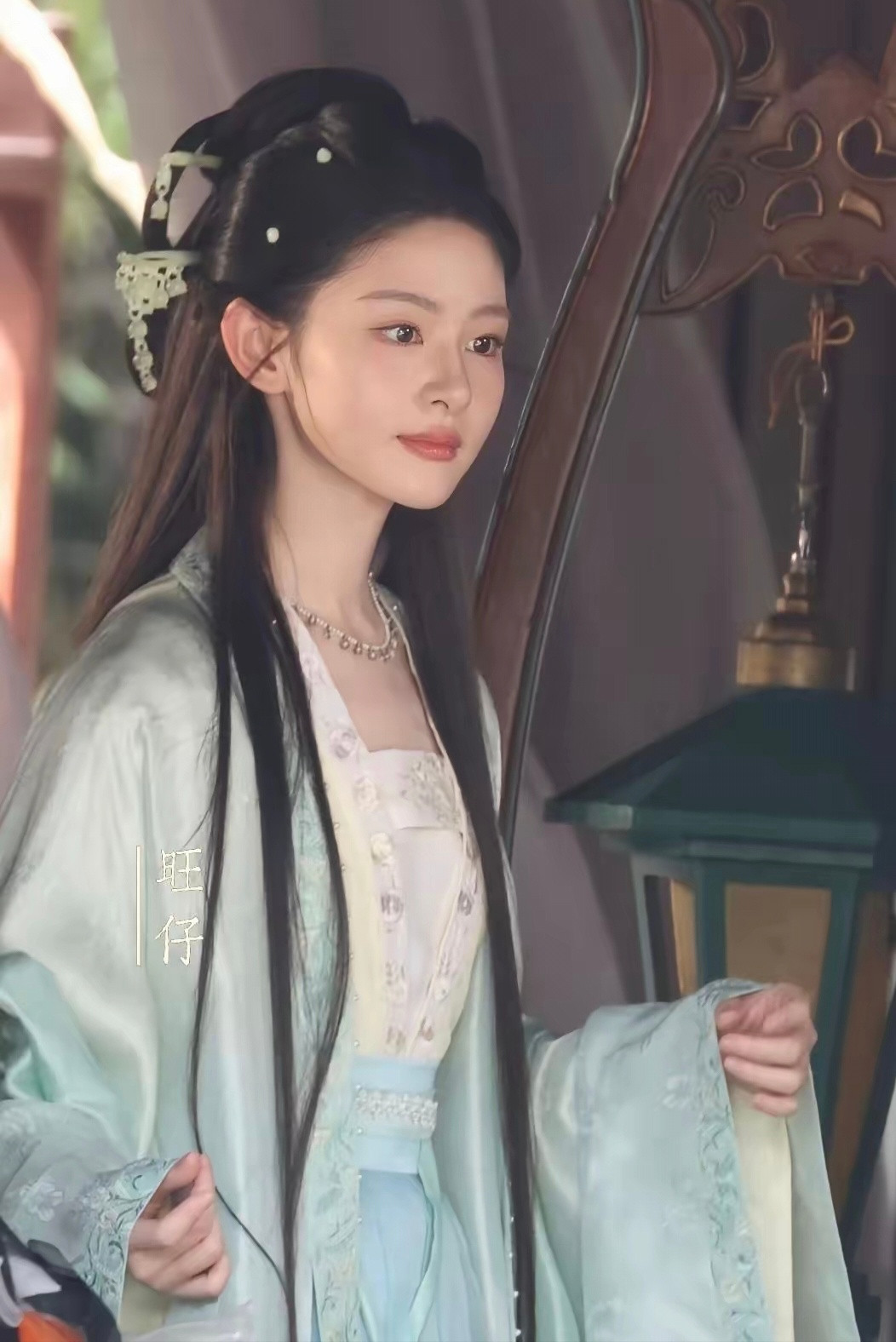 于正终于换了新人来捧了，赵晴这个小姑娘比以前捧的那个好看多了，颜值和气质提升了好