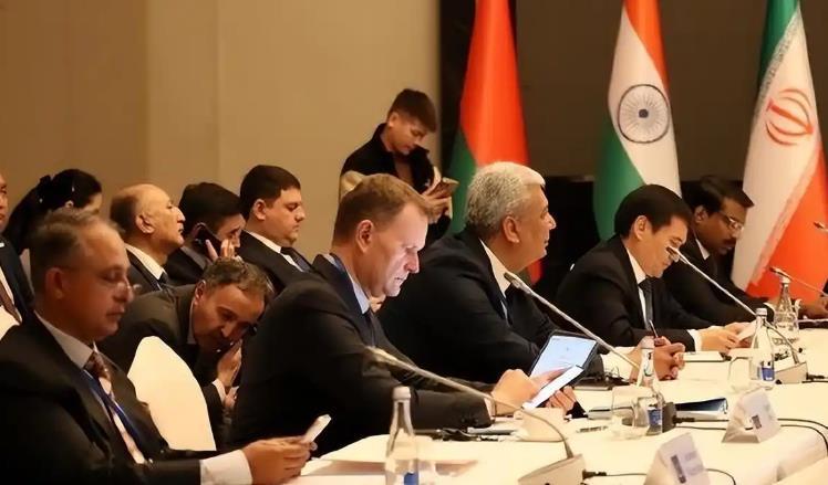 俄罗斯该醒醒了，别到时候让中亚年轻人讨厌你！4月23日，比什凯克，上合组织交通