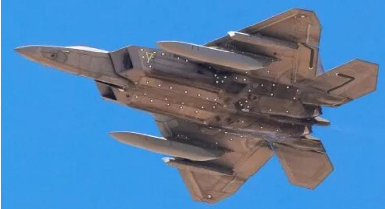 F-22分量最重的升级来了！比歼-20的EOTS光电瞄准系统路子更野，不得不服洛