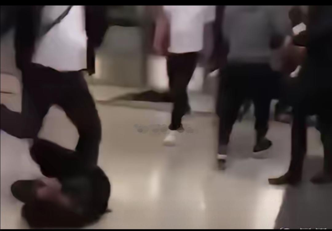 地铁密闭车厢少女遭多人围堵骚扰，幸好一位普通路人挺身而出扭转局面。三名醉酒青年拦