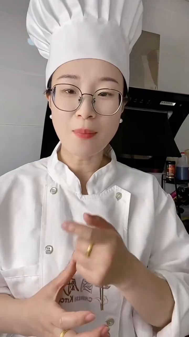 煎鱼技巧，不破皮不粘锅。平时煎鱼是不是等油热了之后直接就下锅来煎？这样的做法真