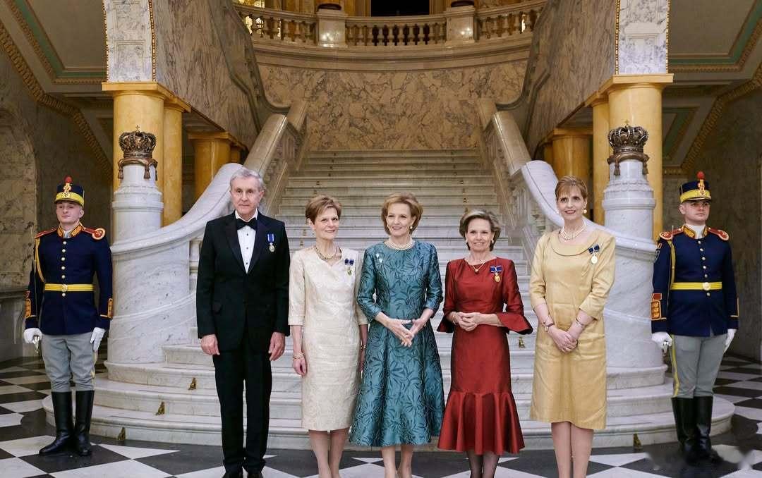 罗马尼亚王室12月15日，罗马尼亚王冠守护者玛格丽塔女王和拉杜亲王在王宫为外国