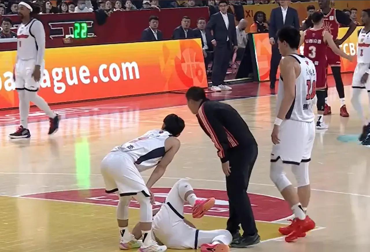 可怜！陈家政被迪亚洛打伤，无法参加与天津队的比赛，真的是遗憾…根据最新消息了