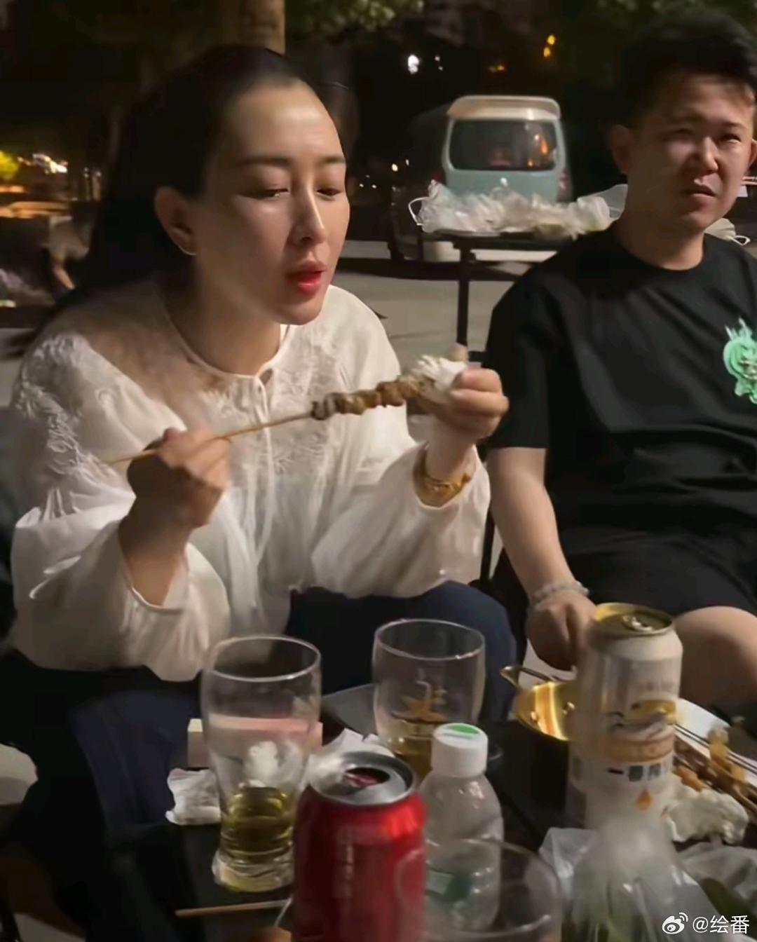 街边偶遇马苏和朋友吃烤串，看起来就是朴实的东北女人！