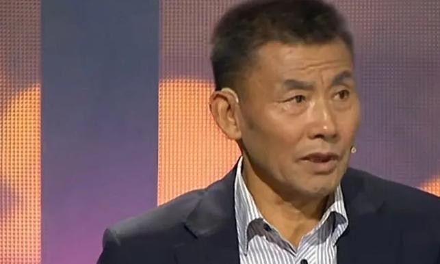 黑龙江一男孩走投无路，找到校长跪着哀求：“求你资助我上学吧？”没想到，校长竟满口