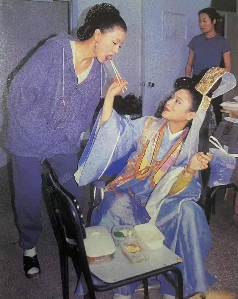 陈红拍戏期间喂夏文汐吃饭。