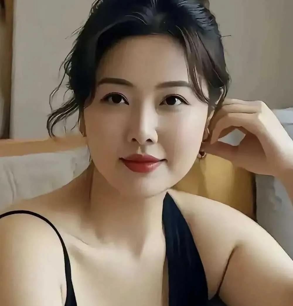什么年龄段的女人最有女人味?女人味是岁月酿造的琥珀光，每个年轮都流转不同质地。