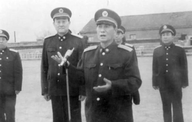 1990年，济南军区司令张万年中将刚刚到任，特意登门拜访了1位老首长。垂垂老矣的