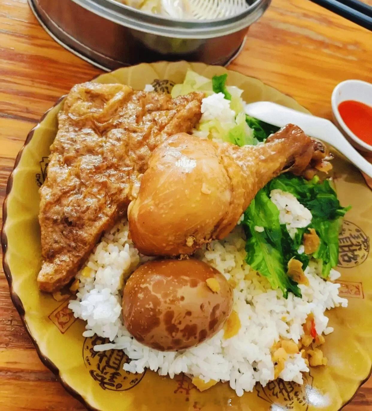 福州沙县店主推出减脂去皮鸡腿饭觉得这老板挺懂打工人的。卤鸡腿去皮，配个清汤面和烫