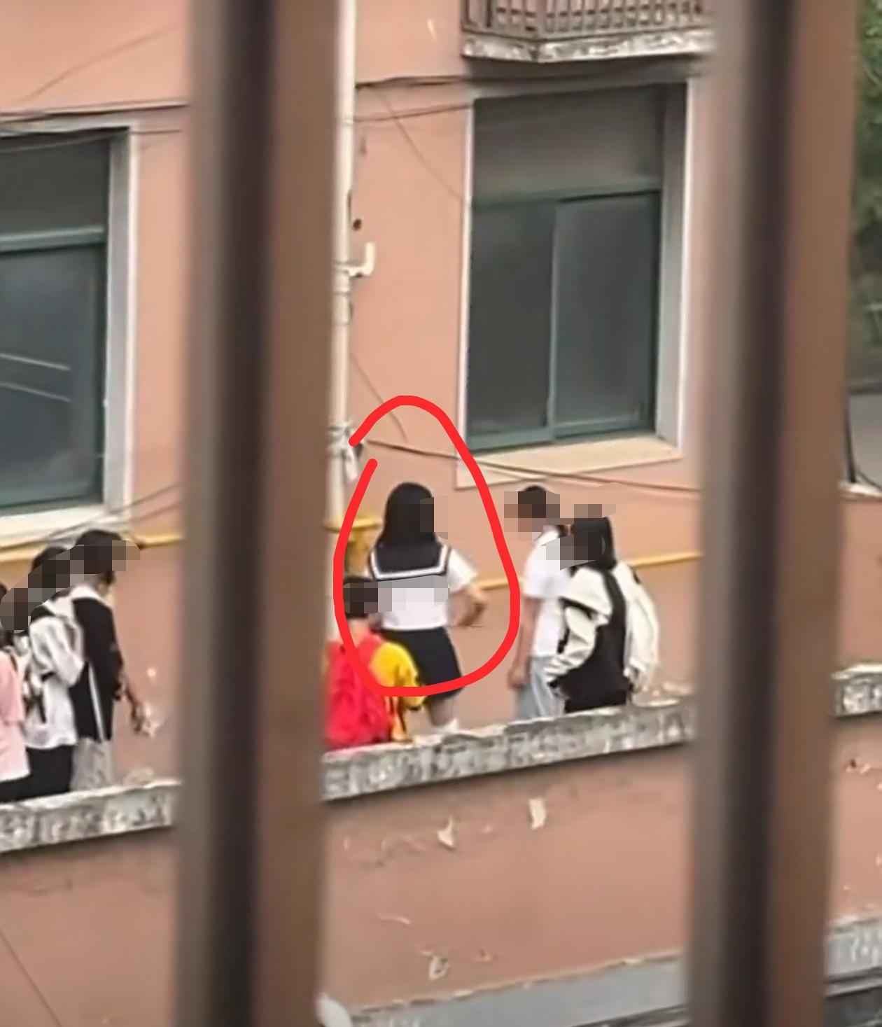 昨晚合肥庐江Jk女事件引发热议，看完视频让人无法淡定：画面中，至少有7名女生